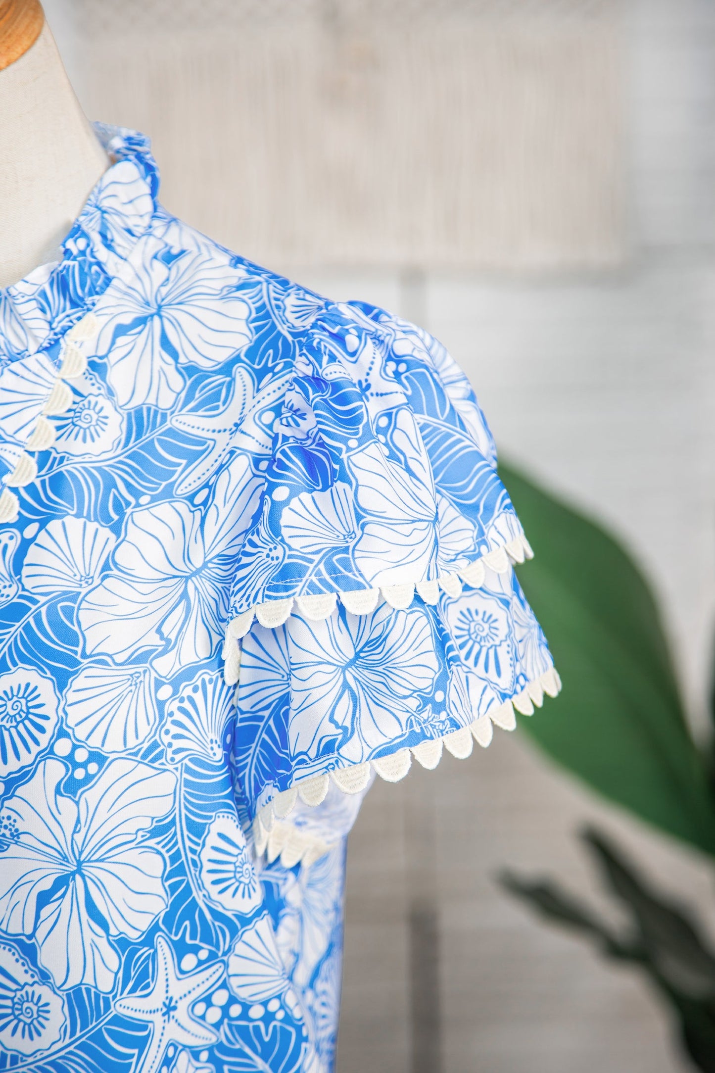 Floral Print Scalloped Trim V Neck Blouse