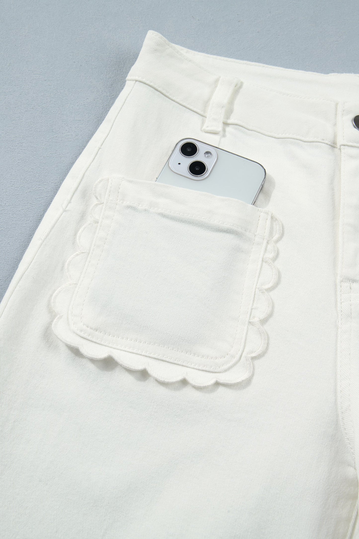White Solid Color Scalloped Patch Pocket Shift Jeans